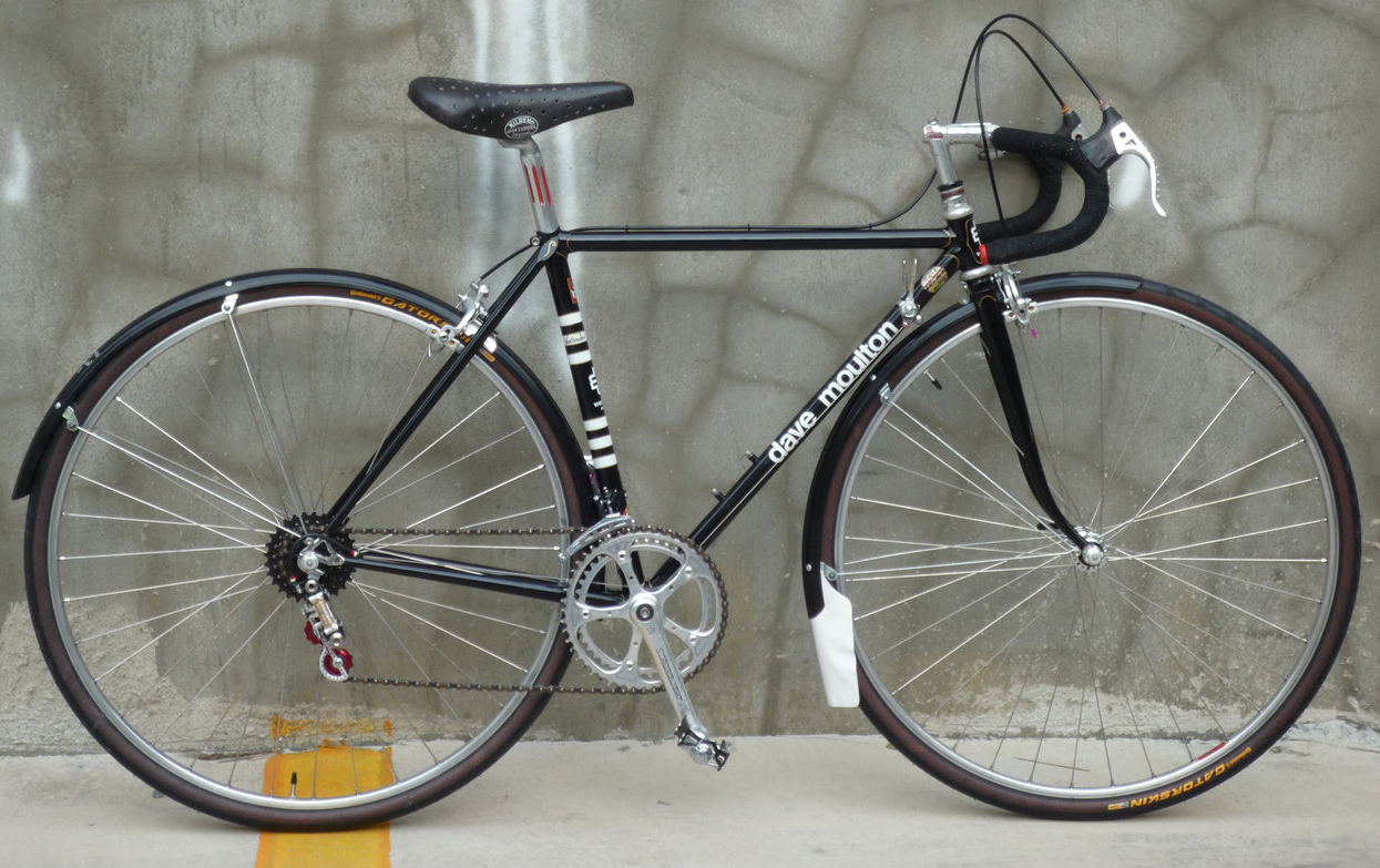 The bike, a 49 cm. is fitted with some new black mudguards that go nicely with the original black paint.